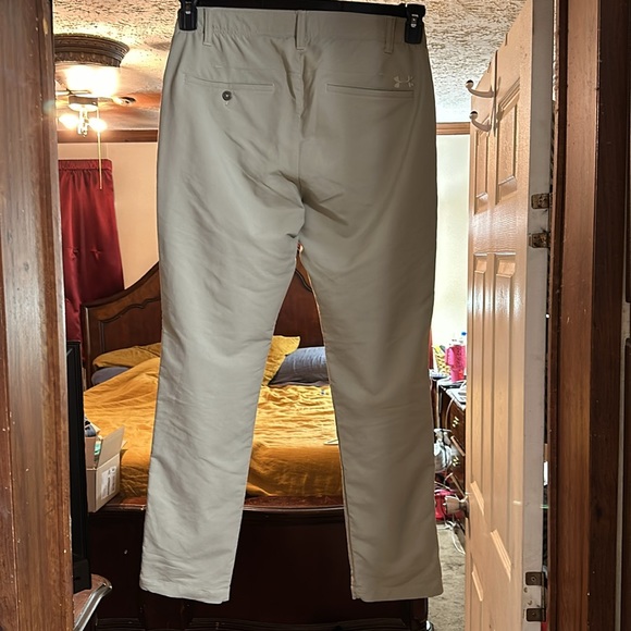 UNDER ARMOUR khaki PANTS. Size 32X30. Like new. Barely worn/EXCELLENT CONDITION! - Picture 3 of 6